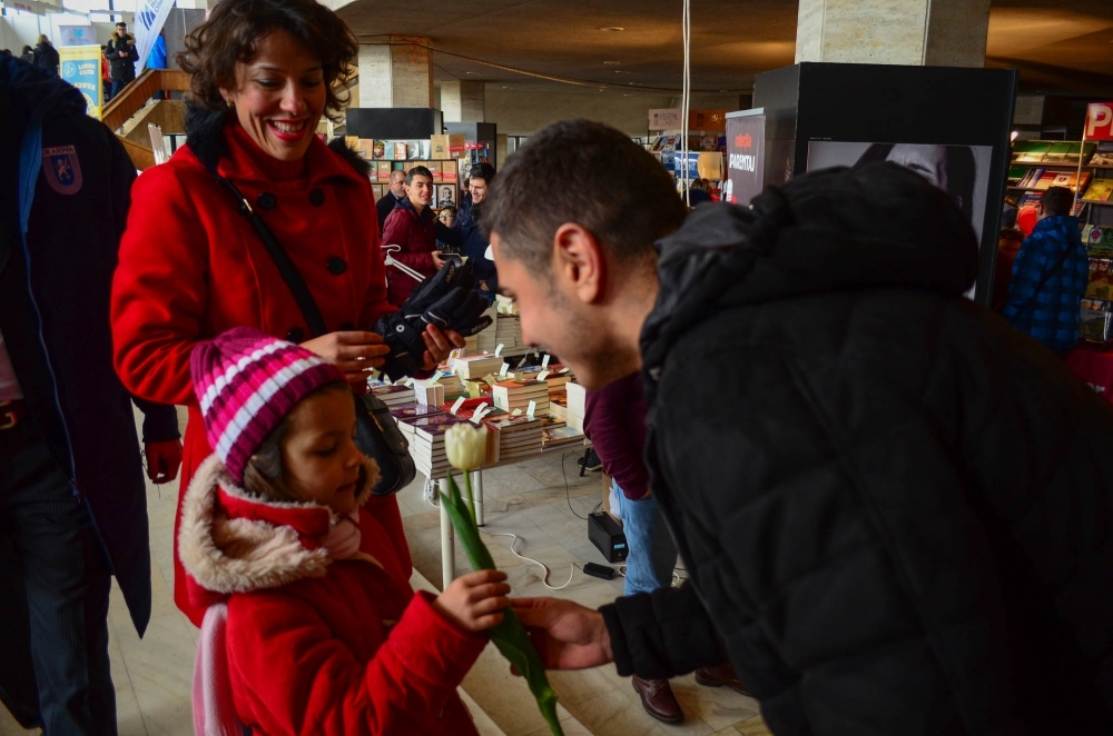 Alb-albaștrii au oferit flori și mărțișoare de #1Martie
