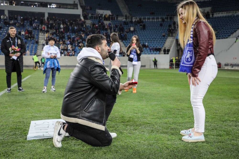 Inedit! Cerere în căsătorie pe stadionul „Ion Oblemenco”