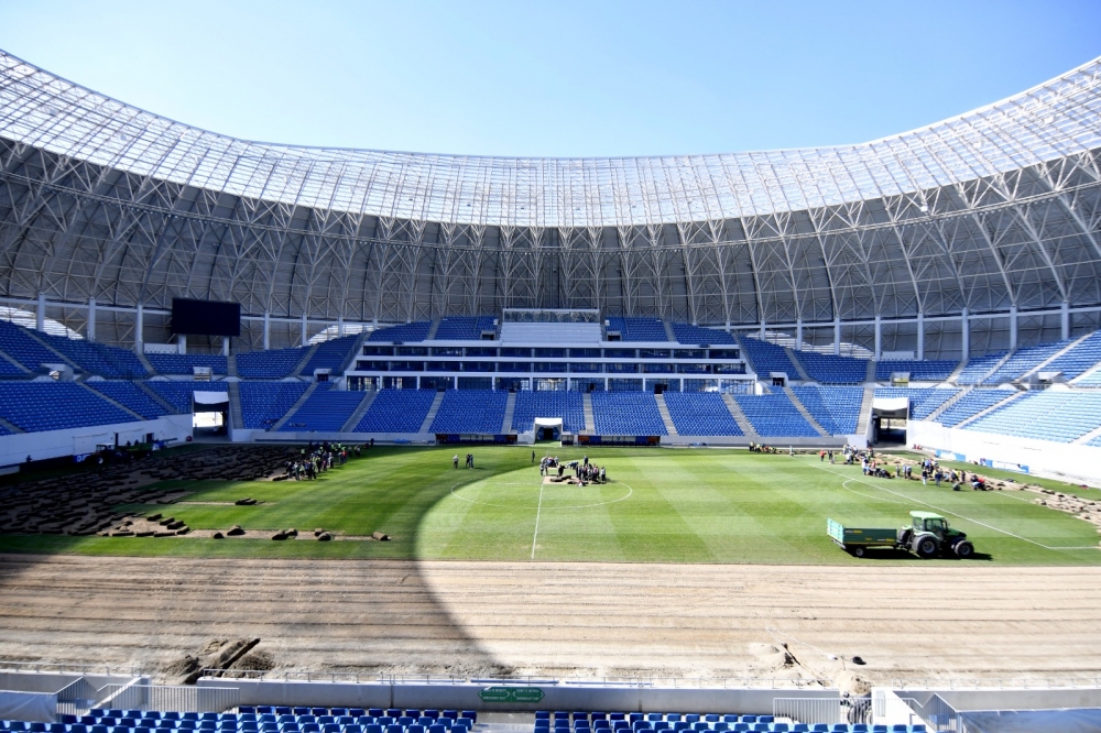 Se schimbă gazonul pe stadion