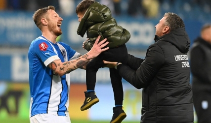 Bogdan Mitrea își îmbrățișează fiul, pe Milan Mitrea, după meciul cu U Cluj