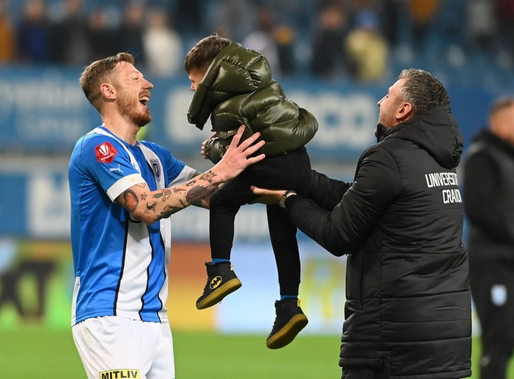 Bogdan Mitrea își îmbrățișează fiul, pe Milan Mitrea, după meciul cu U Cluj