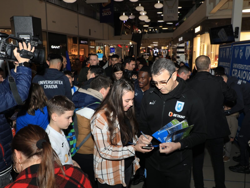 Valuri de iubire alb-albastră la mall